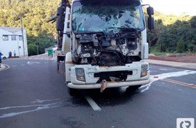Colisão entre dois caminhões deixa um ferido em Ibicaré
