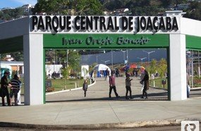 Batalha de rap constrange famílias no Parque Central