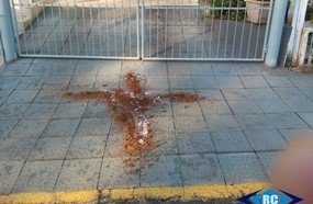 Aposentada é surpreendida com macumba na porta de casa