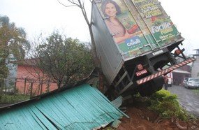 Caminhão desgovernado atinge residência