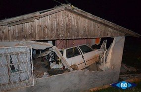 Motorista é preso após invadir casa com veículo em Capinzal