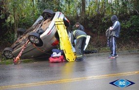 Mulher fica presa às ferragens após colisão entre carro e caminhonete