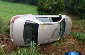 Mulher escapa ilesa após capotar veículo na SC-150, em Lacerdópolis