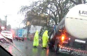 Eixo quebra e carreta atrapalha o trânsito de Joaçaba