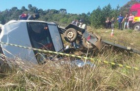 Caminhonete com reboque capota e mata jovem na BR-470
