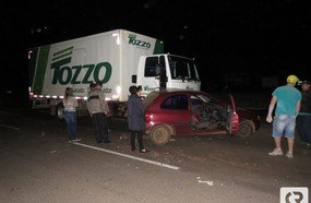 Colisão entre caminhão e carro no trevo de Herval d´Oeste