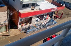 Vento arranca fachada de supermercado em Ponte Serrada