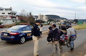 Operação Duas Rodas: PRF fiscaliza motociclistas na BR-282