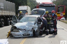 Motorista fica preso às ferragens após colidir em carreta na BR-282