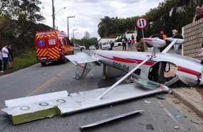 Avião monomotor cai no centro de cidade do Vale do Itajaí
