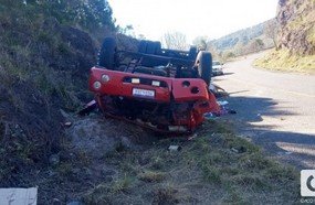 Família fica ferida após capotamento de caminhão