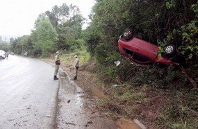 Veículo fica pendurado em barranco após capotar