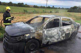 Veículo é destruído por incêndio na BR-282, em Campos Novos