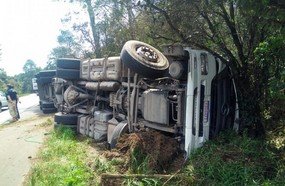 Motorista fica ferido ao tombar carreta na BR-470