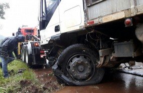 Motorista fica ferido após colisão com carretas na BR-282