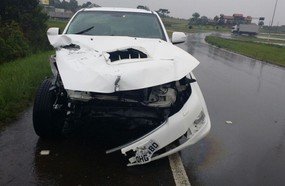 Motorista de carreta foge após colisão com carro no trevão de Irani