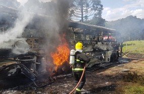 Ônibus escolar é destruído por incêndio no interior de Vargem