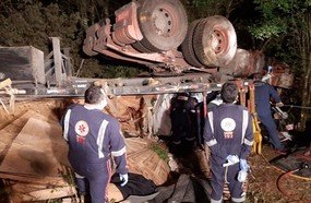 Socorristas levam mais de 3 horas para resgatar motorista de carreta