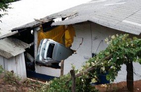 Motorista perde controle e carro vai parar dentro de chiqueiro