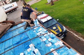 PRF apreende carreta com 450 mil maços de cigarros na BR-282
