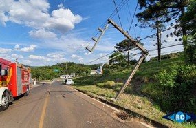Fusca parte poste ao meio após colisão em Capinzal