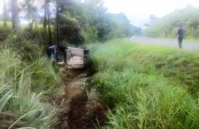 Capotamento deixa duas pessoas feridas na BR-282