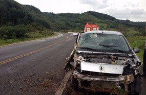 Mulher morre em capotamento de veículo na BR-282