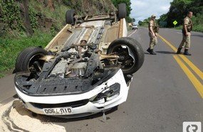 Colisão acaba em capotamento na BR-282, em Erval Velho