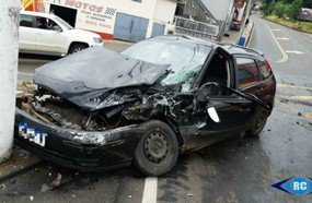 Carro é atingido por caminhão sem freios em Capinzal