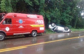 Motorista capota após perder controle da direção na BR-282