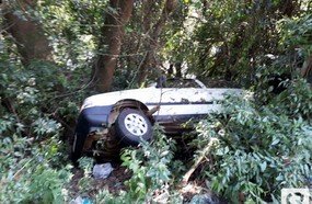 Mulher tomba com carro em barranco no São Jorge