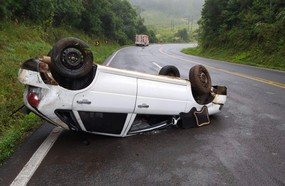 Motorista fica ferido após capotar veículo em Catanduvas