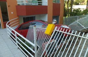 Veículo desgovernado atinge cerca de prédio em Piratuba