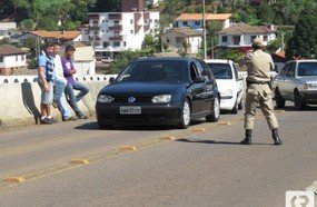Acidente sobre a ponte por pouco não acaba em confusão