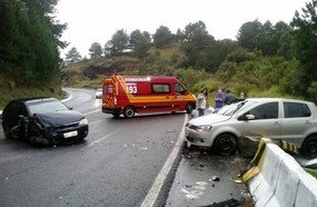 Colisão entre veículos deixa três feridos na BR-282