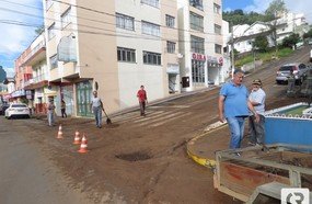 Barro e entulhos de obra descem para Avenida Santa Terezinha