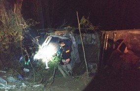 Carreta fica destruída após despencar em ribanceira na BR-153