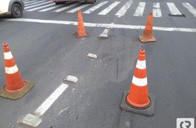 Asfalto cede na rotatória da antiga rodoviária em Joaçaba