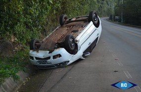 Mulher capota veículo após ter mal súbito