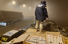 PRF apreende caminhão com 550 caixas de cigarros na BR-282