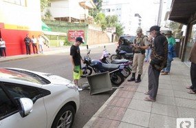 Carrinho de mão despenca de construção e quase atinge pedestre