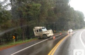 Cavalo mecânico sai da pista na BR-282, em Joaçaba