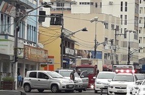 Colisão entre veículos no semáforo da Avenida XV de Novembro