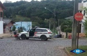 Motociclista sem habilitação colide em viatura da PM