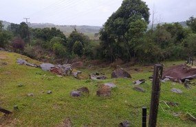 Saída de pista deixa motociclista ferido em Treze Tílias