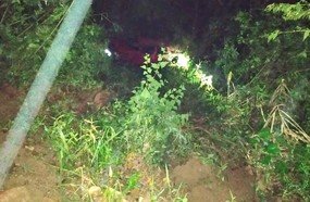 Veículo com três pessoas despenca em ribanceira em Tangará