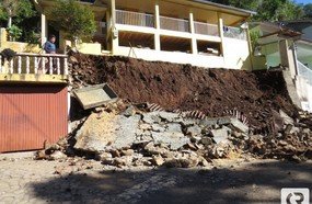 Muro desaba e compromete casa em Herval