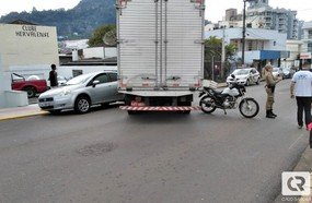 Caminhão sem freio atinge moto e carro no centro de Herval d´Oeste