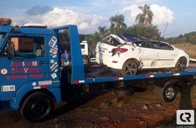 Carro despenca em ribanceira após colisão contra caminhão em Joaçaba