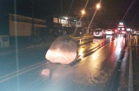 Duas pessoas ficam feridas após veículo colidir contra pedra